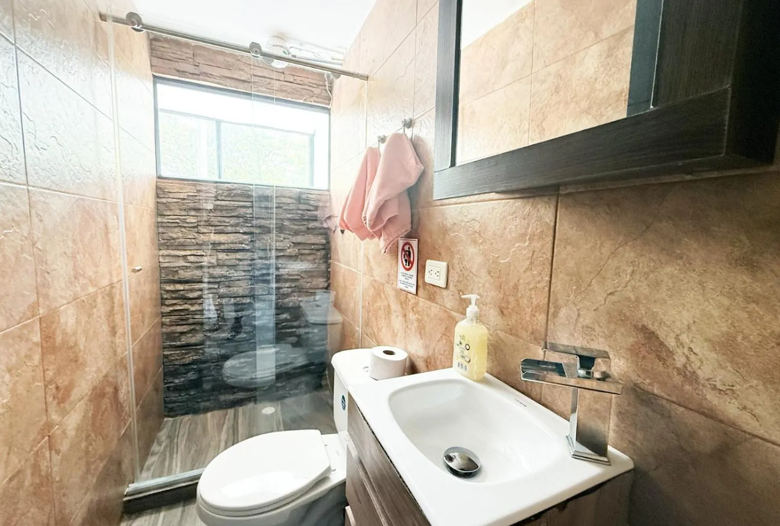מדיין 2 Bedroom Apartment - One Block From Lleras Park, P1
