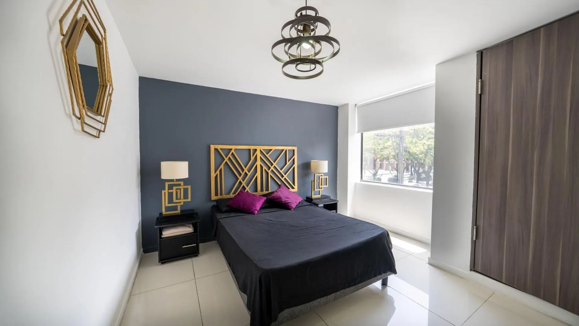 2 Bedroom Apartment - One Block From Lleras Park, P1 Medellín