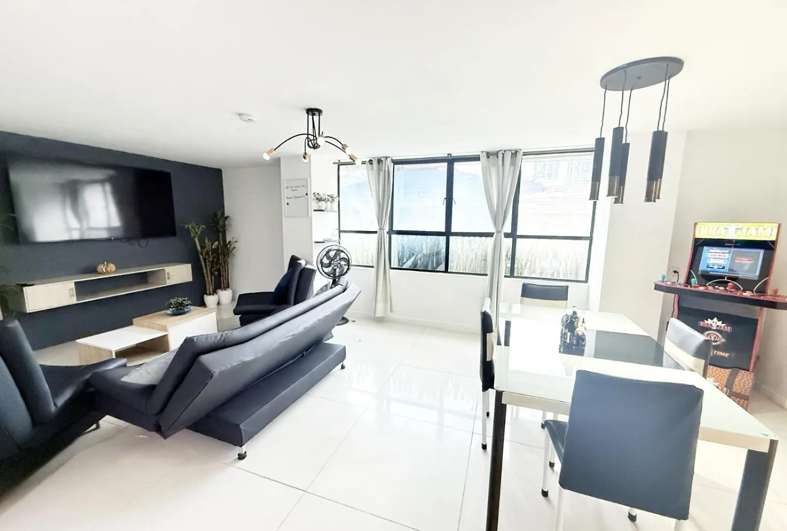 2 Bedroom Apartment - One Block From Lleras Park, P1 Medellín
