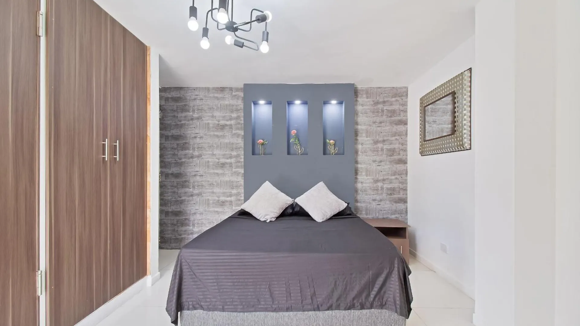 2 Bedroom Apartment - One Block From Lleras Park, P1 Medellín