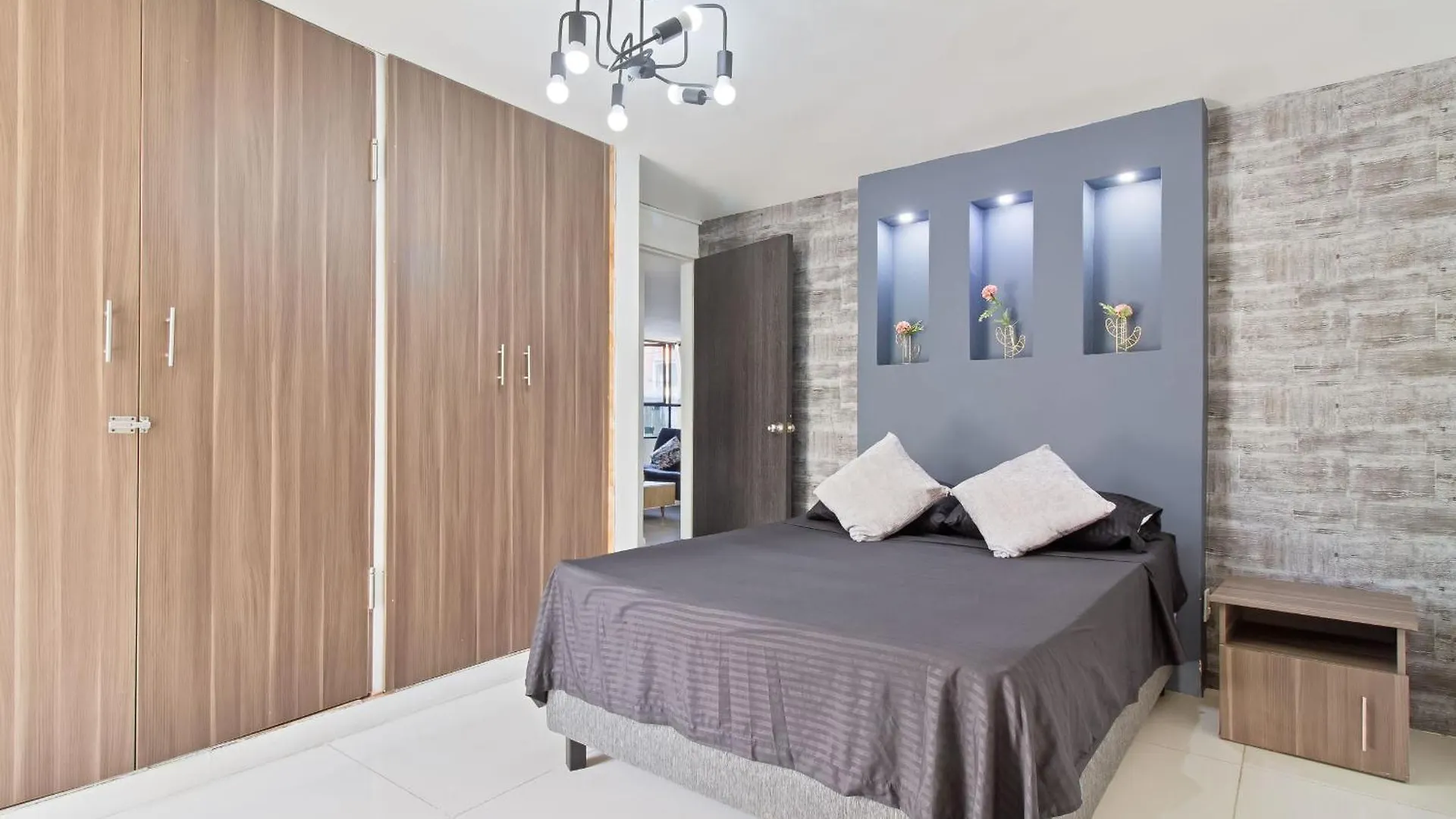 2 Bedroom Apartment - One Block From Lleras Park, P1 Medellín